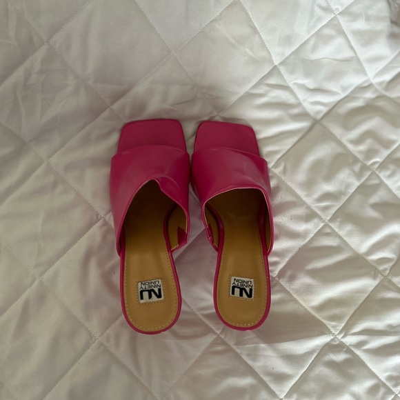 Fuchsia open toe pumps with split heel. - Picture 5 of 5